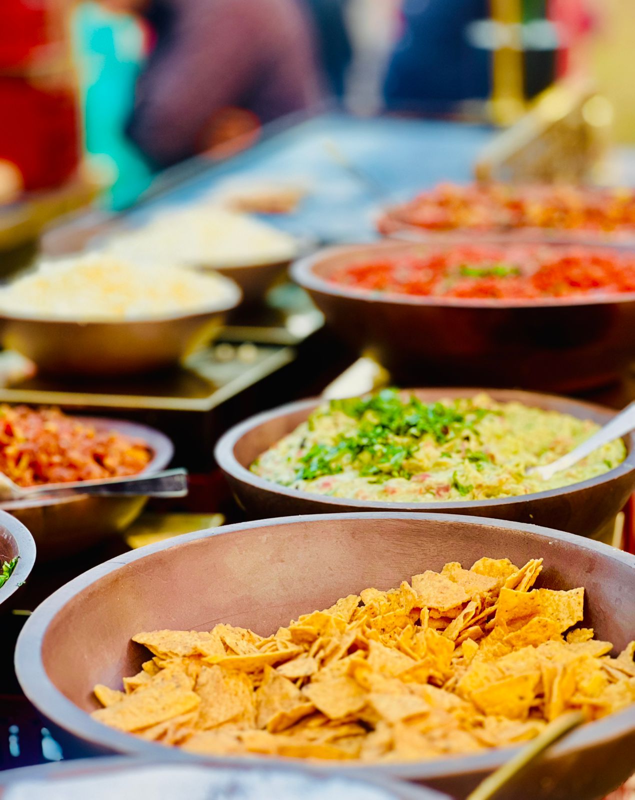 Saucing and finishing of chaat plate